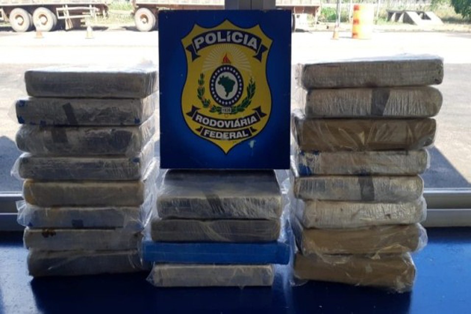 PRF apreende 20 quilos de cloridrato de cocaína e prende três suspeitos