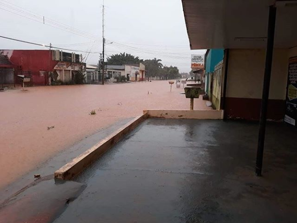 Queda em buraco deixa garupa de motocicleta ferida em avenida de Guajará-Mirim