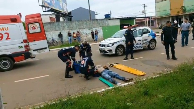 Motociclista avança preferencial, colide contra viatura da PM e morre