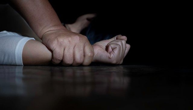 Vizinho arromba janela de residência e estupra adolescente de 17 anos