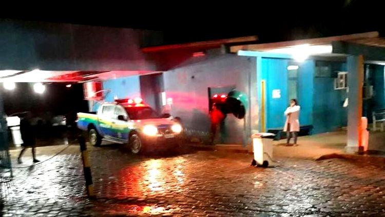 Jovem é hospitalizada após marido assistir vídeo no celular dela