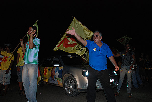 DEBATE - Torcida de Confúcio Moura ataca jornalistas que faziam cobertura de debate