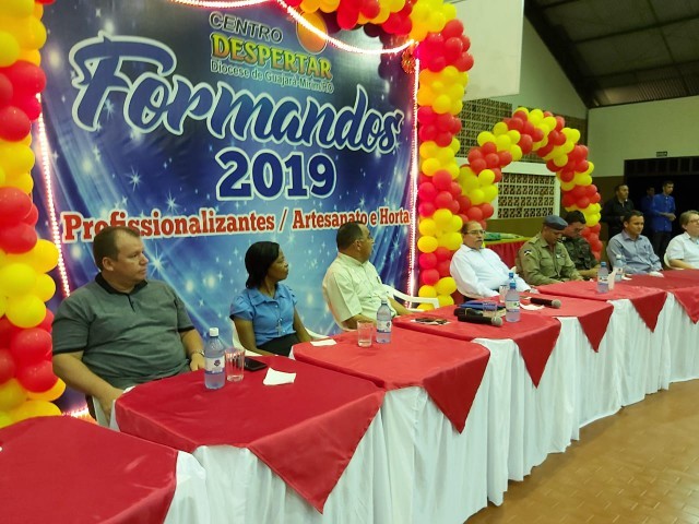 DEPUTADO PRESTIGIA FORMATURA DE JOVENS EM GUAJARÁ-MIRIM