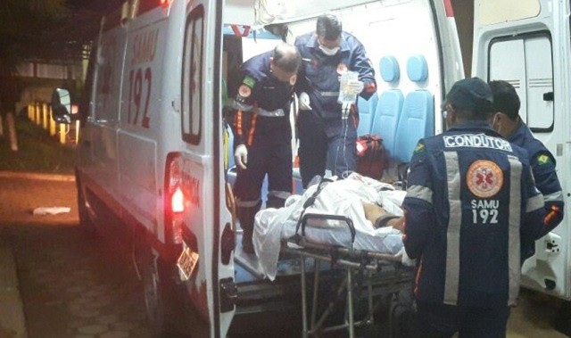 Rapaz aceita dormir na casa da namorada e é esfaqueado no tórax