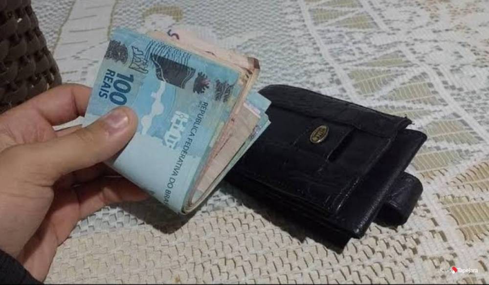 Mulher encontra carteira com quase R$ 2 mil, devolve ao dono e recusa recompensa