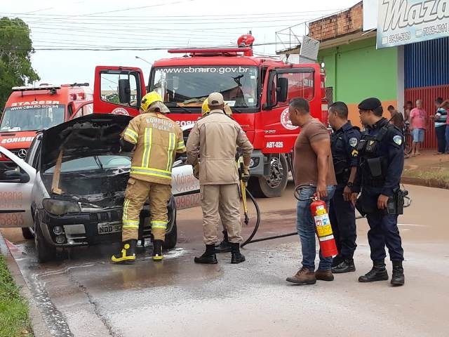 Veiculo pega fogo e mobiliza bombeiros em Guajará-Mirim-RO.