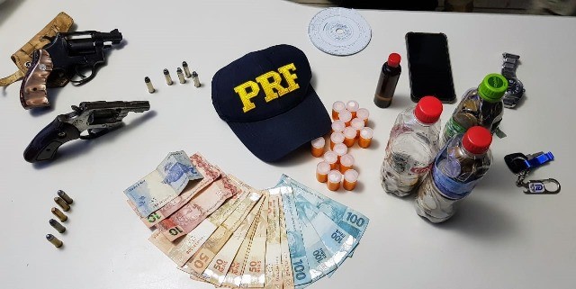 Caminhoneiro é preso pela PRF com revólver e 180 comprimidos de “rebite”