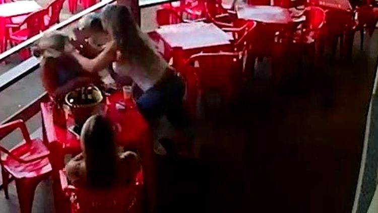 EMBRIAGADAS: Mulheres são presas após agredirem garçonetes por causa de conta em bar
