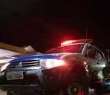 Mulher embriagada bate em viatura policial e foge