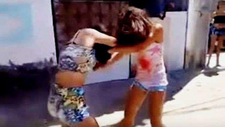 Tia e sobrinha brigam por causa de estacionamento de carro e são presas