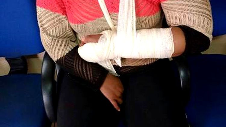 Marido lê mensagens de outro homem no celular da esposa e fratura braço dela
