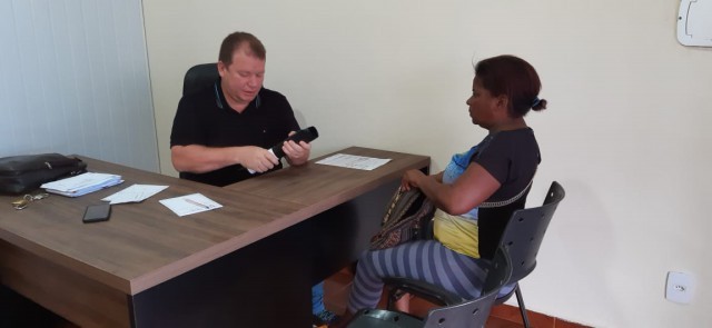 DEPUTADO DR. NEIDSON VISITA CRIANÇAS CARENTES E FAZ ENTREGA DE KITS ESCOLARES.