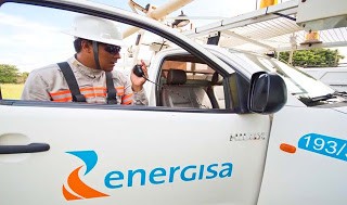 Homem chama a polícia após o corte no fornecimento de energia