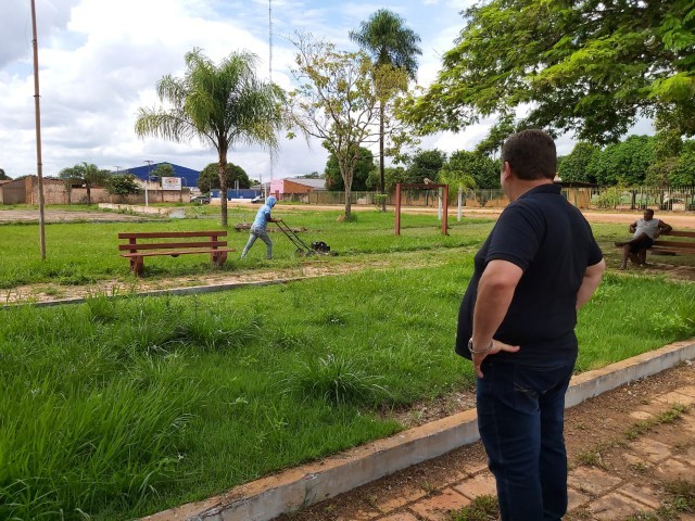 EQUIPE DO DEPUTADO NEIDSON SOARES COORDENA LIMPEZA DE PRAÇA EM GUAJARÁ-MIRIM