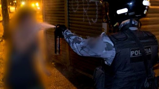 Após desfile, PM dispersa multidão com bala de borracha e gás de pimenta e revolta foliões