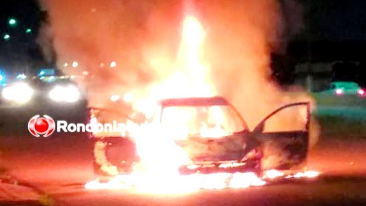 Carro é destruído durante incêndio em Porto Velho