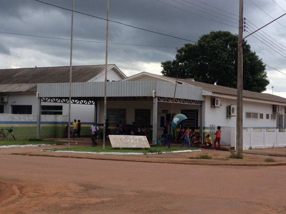Mãe encontra filho esfaqueado na frente de casa; vítima tinha saído de bar em Guajará, RO