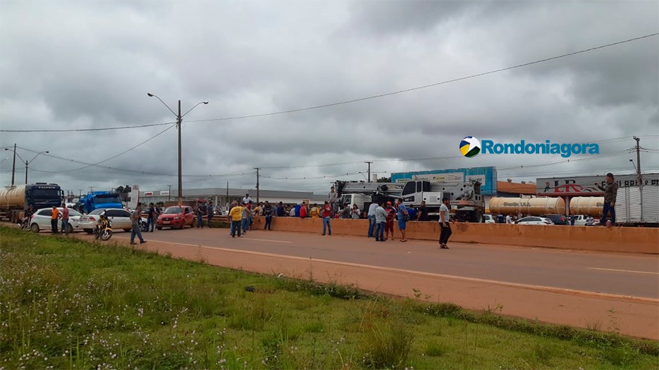 Vídeo: Manifestantes fecham a BR-364 exigindo ICMS menor para combustíveis