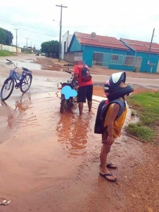 ‘Humilhante’ Onda de buracos em Guajará-Mirim fazem com que mãe caia com filhos a caminho da escola