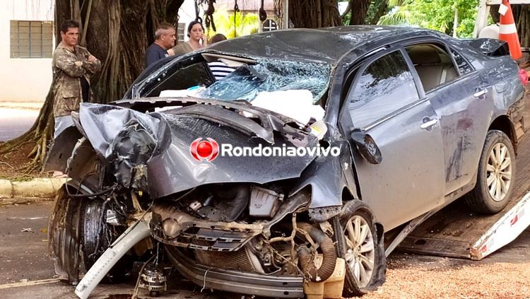 Motorista de Corolla fica inconsciente após colisão com árvore na capital