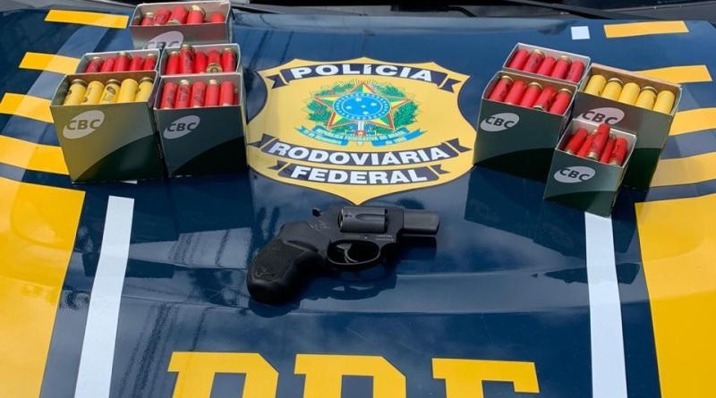 PRF prende condenado por estupro e condutor com arma de fogo