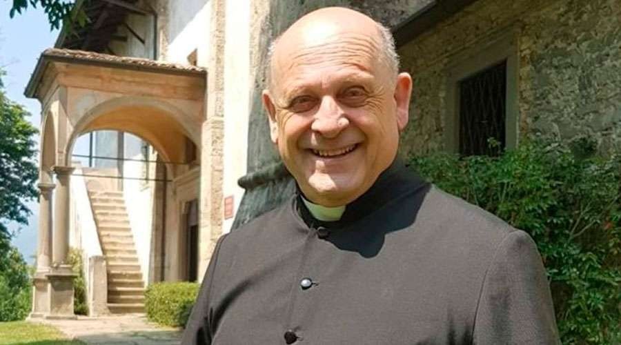 Sacerdote com coronavírus renuncia a respirador para salvar vida de jovem