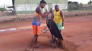 VÍDEO: Cidadão Guajaramirense por conta própria tapa buracos em avenida