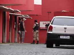 CLIENTE DESCOBRE CÂMERA EM MOTEL COM VÍDEOS DE DIVERSOS CASAIS