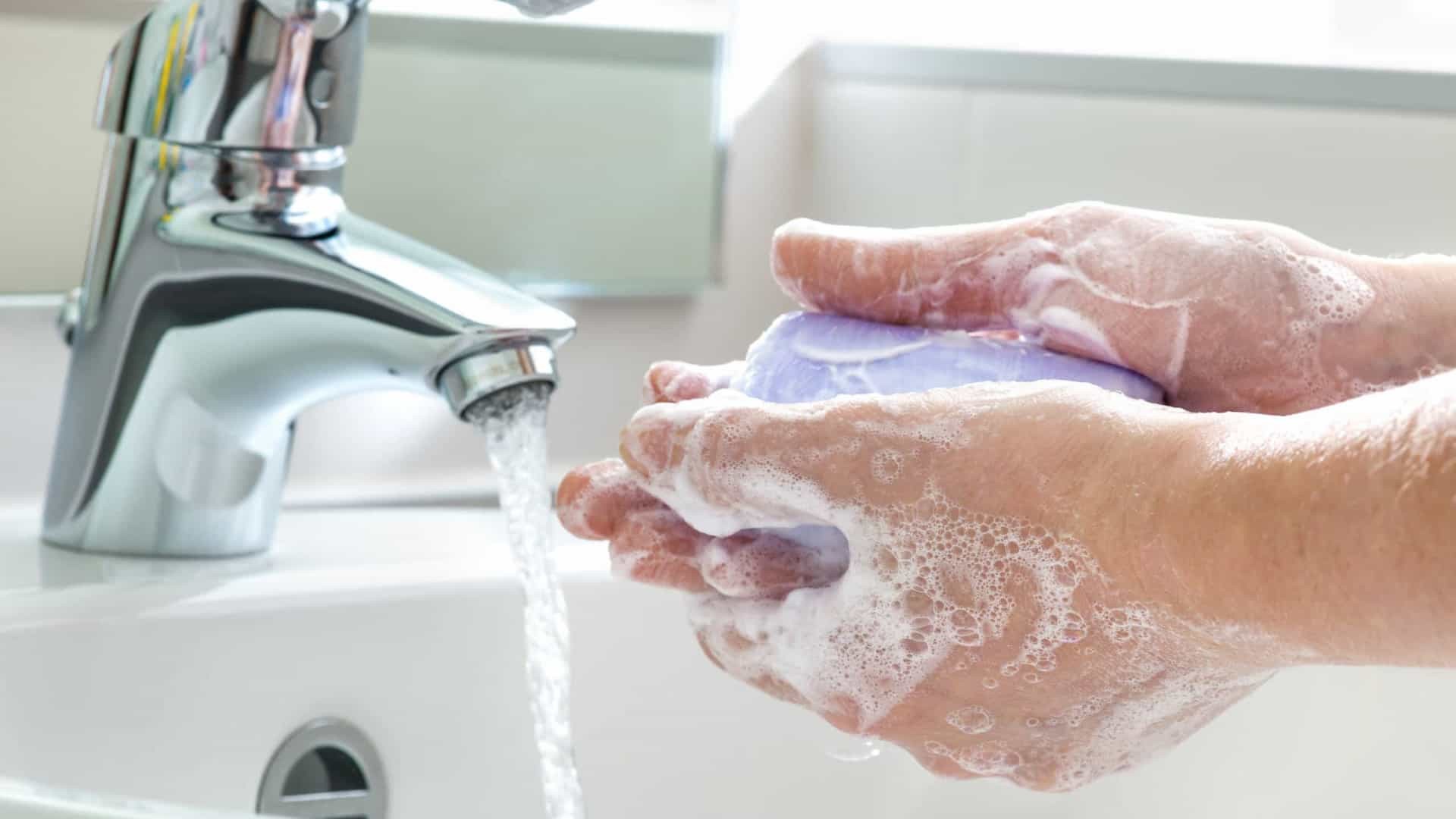 Secar as mãos é tão importante quanto lavá-las. Esta é a melhor maneira