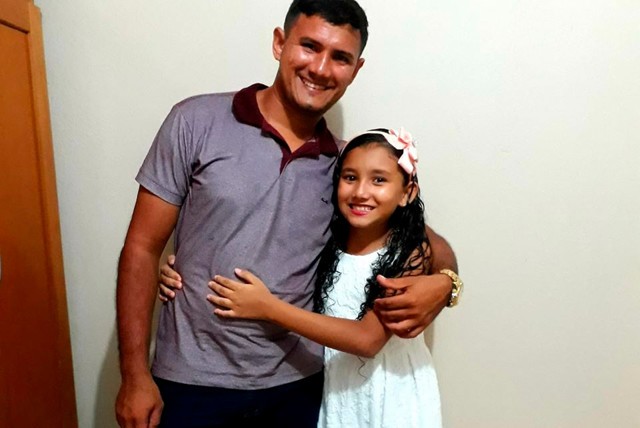 Pai e filha morrem atropelados por carro em alta velocidade