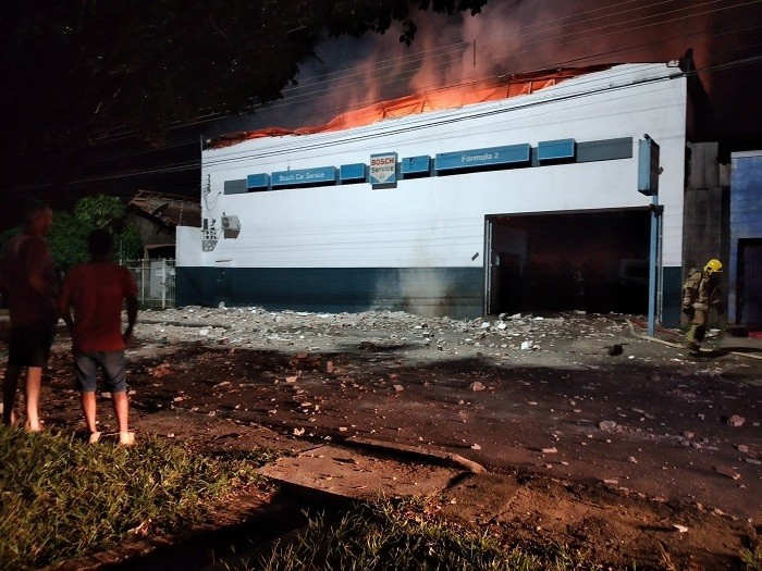 Loja de Auto Peças é destruída pelo fogo neste domingo em Ariquemes
