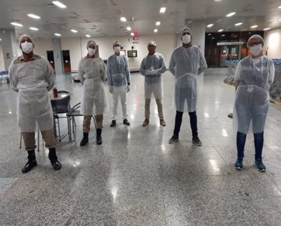 Mais de 160 que estavam em voo com passageiro com covid-19 são monitorados