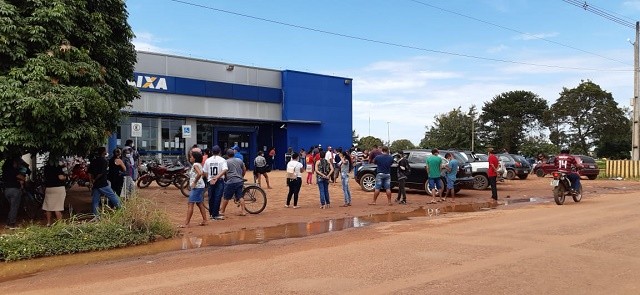 AGLOMERAÇÃO EM FRENTE A CAIXA ECONÔMICA FEDERAL PREOCUPA AS AUTORIDADES EM GUAJARÁ-MIRIM, POR CAUSA DO CORONAVÍRUS