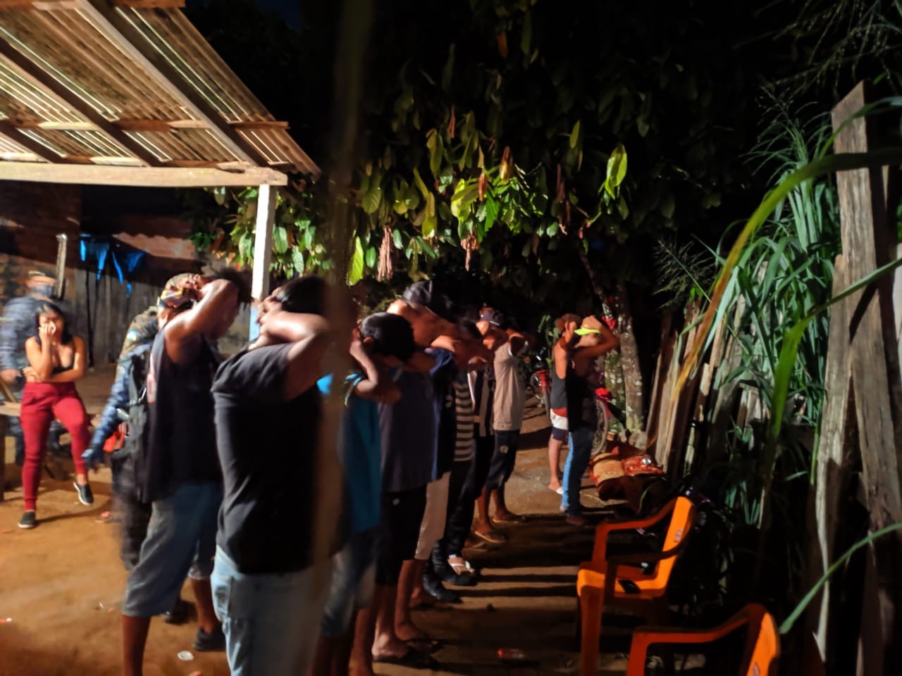 Operação policial acaba festinha de 15 pessoas regada de maconha e cocaína em Guajará-Mirim