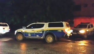 Vítimas reagem a assalto e agridem ladrão que consegue fugir antes da chegada da Polícia