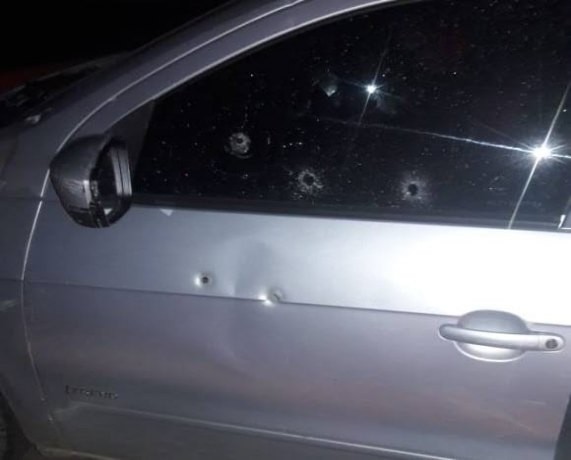 Bandidos tentam executar homem a tiros dentro de automóvel