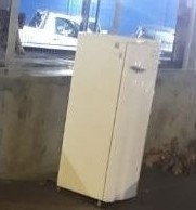 Casal é flagrado carregando geladeira em bicicleta durante a madrugada em Guajará-Mirim