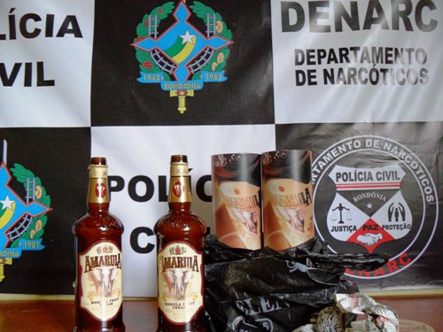 Boliviano é preso na rodoviária da capital com duas garrafas de Amarula cheias de cocaína