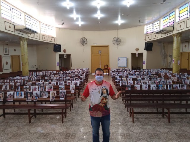PADRE CELEBRA MISSA COM FOTOS DE MÃES COLADAS NOS BANCOS DE IGREJA EM NOVA MAMORÉ