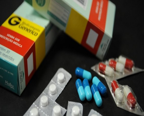 PROJETO: Senado aprova congelamento de preços de remédios e de planos de saúde
