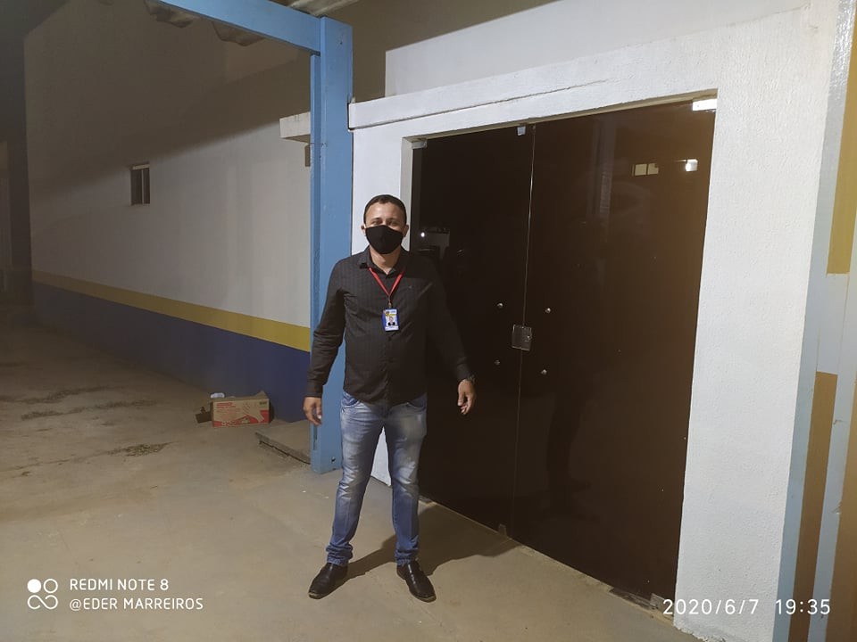 VÍDEO: Conselheiro Municipal de Saúde DENUNCIA que Hospital de Campanha inaugurado em Guajará-Mirim está FECHADO.
