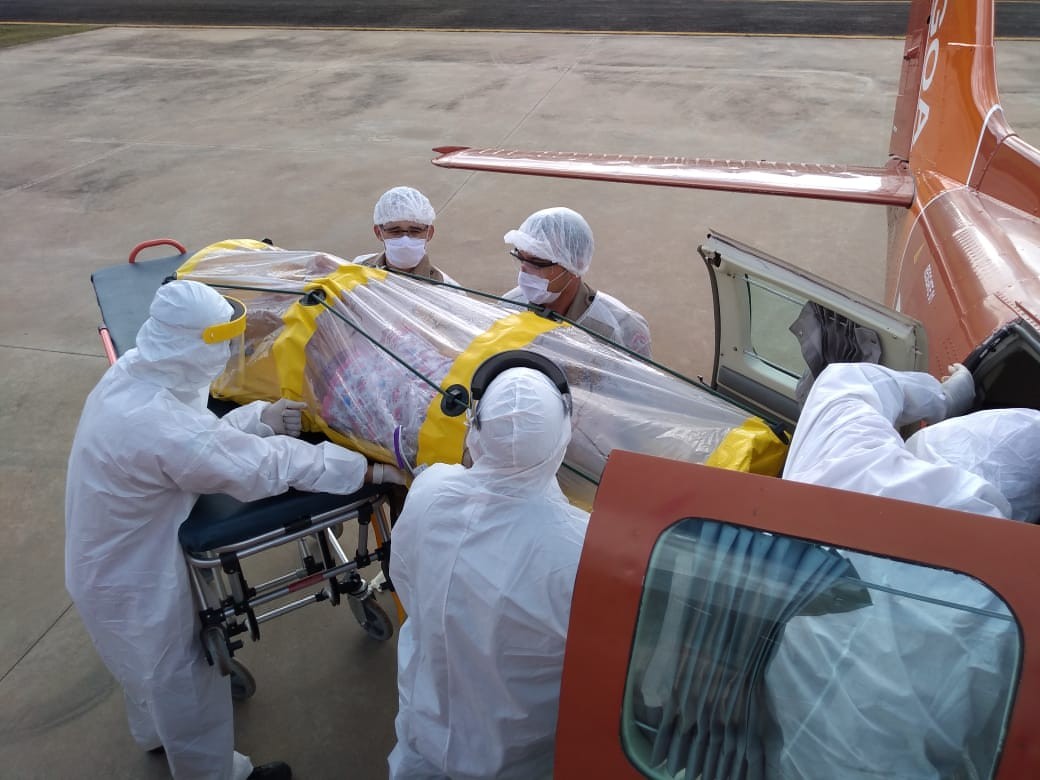 Corpo de Bombeiros transporta paciente com COVID-19 do Distrito de Surpresa para Porto Velho, RO