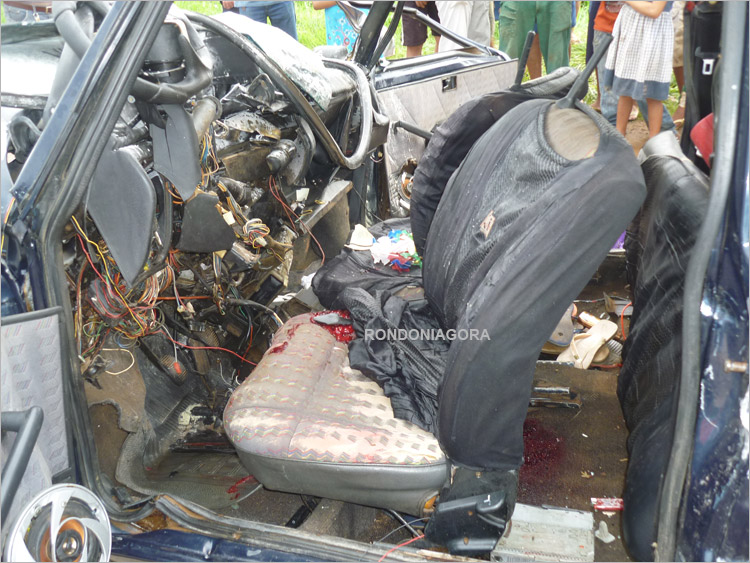 CARRO BATE EM CARRETA, PEGA FOGO E MATA UM NA BR-364 (imagens fortes)