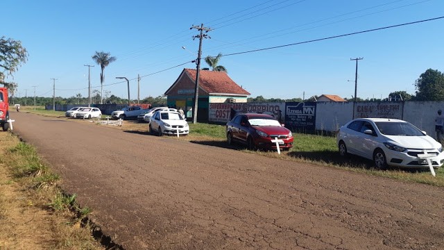 Comitiva do Governo do Estado é recebida com manifestação pedindo o término da obra do novo Hospital