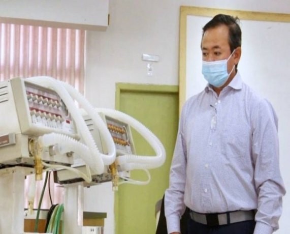 Com sintomas de Covid-19 e dificuldades respiratórias, prefeito é internado