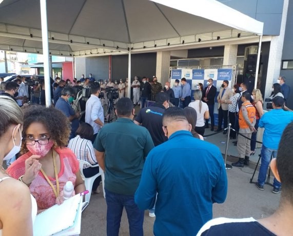 Aglomeração é registrada na inauguração de leitos no Hospital de Campanha