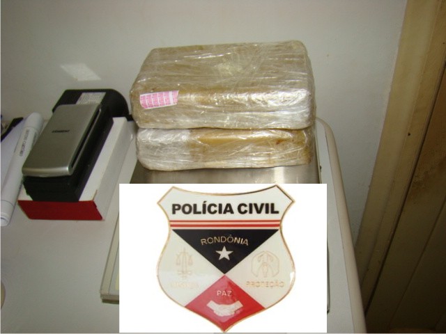 POLICIAIS CIVIS PRENDEM DOIS BOLIVIANOS QUE TRANSPORTAVAM COCAÍNA EM UM TAXI.