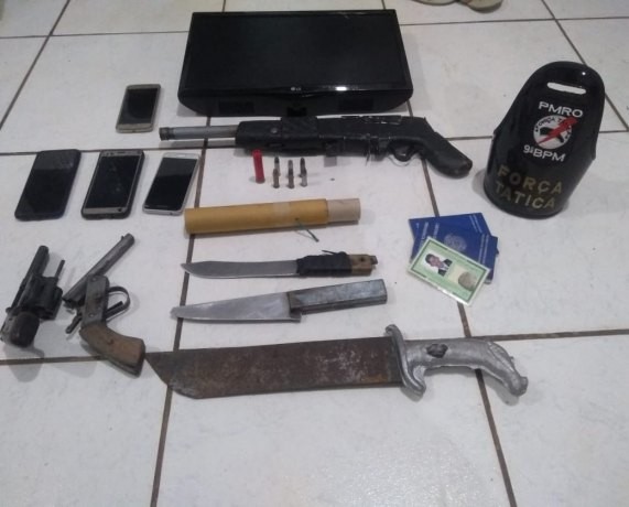Membros de facção são flagrados com armas, faca e facão em condomínio popular