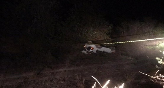 Mulher morre na hora após capotar carro e cair na ribanceira; carona nada sofreu