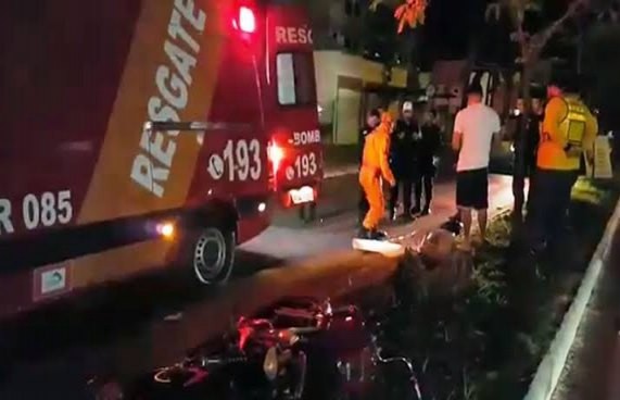 Motociclista morre após se chocar contra árvore